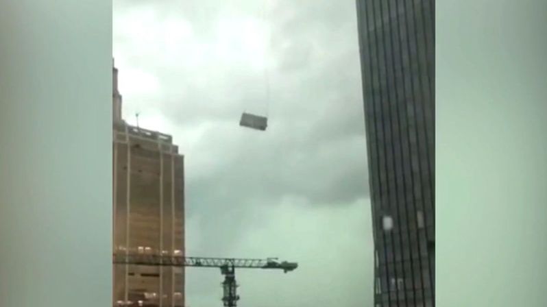 Kamera zachytila, jak vichr mrštil s umývači oken v Číně o mrakodrap